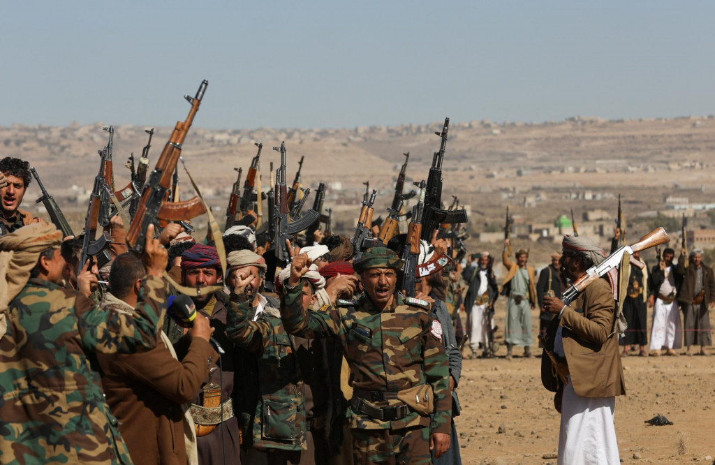 Jemenskí bojovníci a kmeňoví priaznivci držia svoje strelné zbrane počas protestu proti nedávnym útokom vedeným USA na ciele húsíov neďaleko mesta Sanaa. FOTO: REUTERS