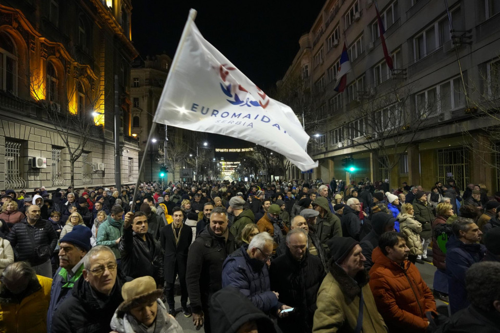 Ilustračná fotografia. Demonštrant máva vlajkou s nápisom EUROMAJDAN Srbsko počas protestného zhromaždenia v Belehrade. FOTO: TASR/AP