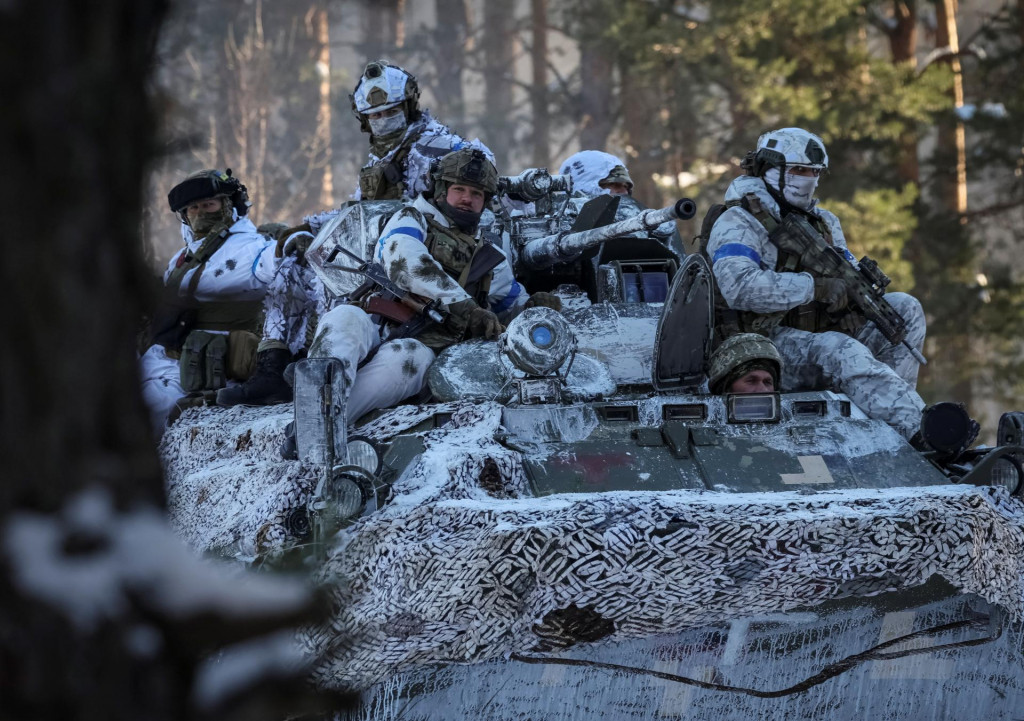 Ukrajinský vojak sa zúčastňuje simulovaných protisabotážnych cvičení na hraniciach s Bieloruskom v regióne Chernihiv na Ukrajine. FOTO: REUTERS