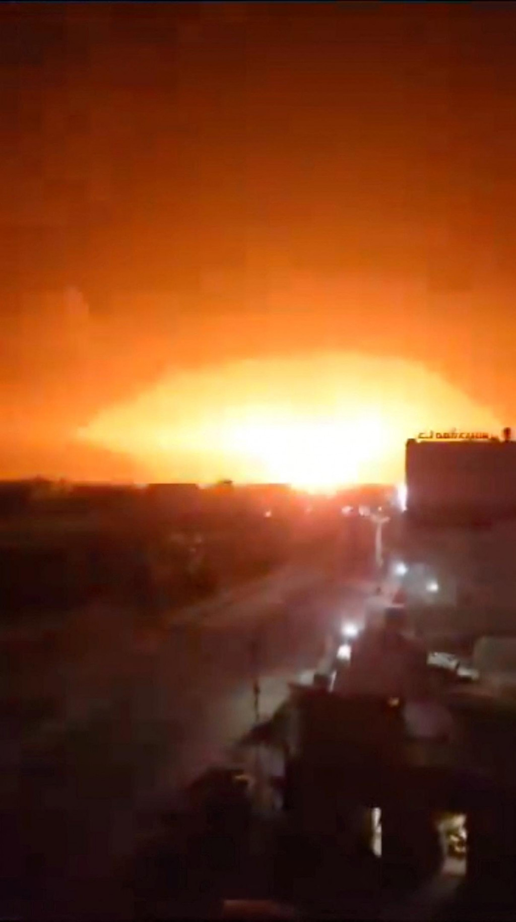 Po útoku v Dhamare v Jemene počas útokov vedených USA na ciele Hosíov došlo k výbuchu. FOTO: Reuters