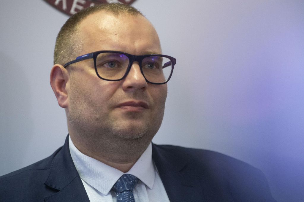 Na sn&iacute;mke verejn&yacute; ochranca pr&aacute;v R&oacute;bert Dobrovodsk&yacute; počas tlačovej konferencie v s&uacute;vislosti s v&yacute;sledkami kontrol v reedukačn&yacute;ch centr&aacute;ch 18. janu&aacute;ra 2024 v Bratislave. FOTO: TASR/Jakub Kotian