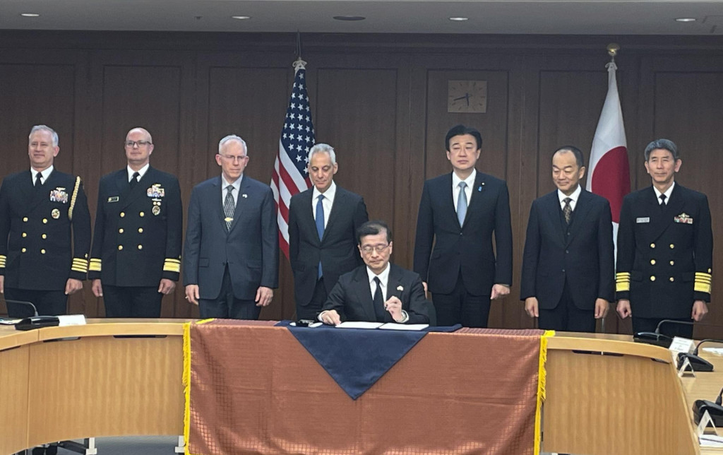 Americký veľvyslanec v Japonsku Rahm Emanuel (štvrtý zľava) a japonský minister obrany Minoru Kihara (tretí sprava) podpisujú zmluvu o nákupe 400 rakiet s plochou dráhou letu Tomahawk. FOTO: TASR/AP