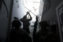 Izraelskí vojaci sa zúčastňujú pozemnej operácie. FOTO: Reuters