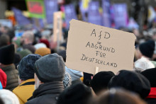 Protestujúci drží transparent s nápisom „AFD = priepasť pre Nemecko“ počas demonštrácie proti strane Alternatíva pre Nemecko, pravicovému extrémizmu a za ochranu demokracie. FOTO: Reuters