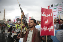 Stúpenci šiítských povstalcov, tzv. húsíov skandujú počas zhromaždenia na podporu Palestínčanov v Gaze a proti tomu, že USA označili húsíov za teroristickú skupinu v Saná. FOTO: TASR/AP