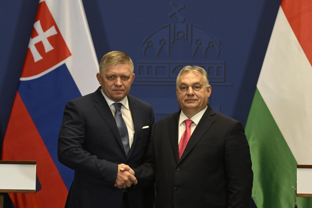 Slovenský premiér Robert Fico (vľavo) a maďarský premiér Viktor Orbán (vpravo). FOTO TASR/DUNA/MTI-Szilárd Koszticsák