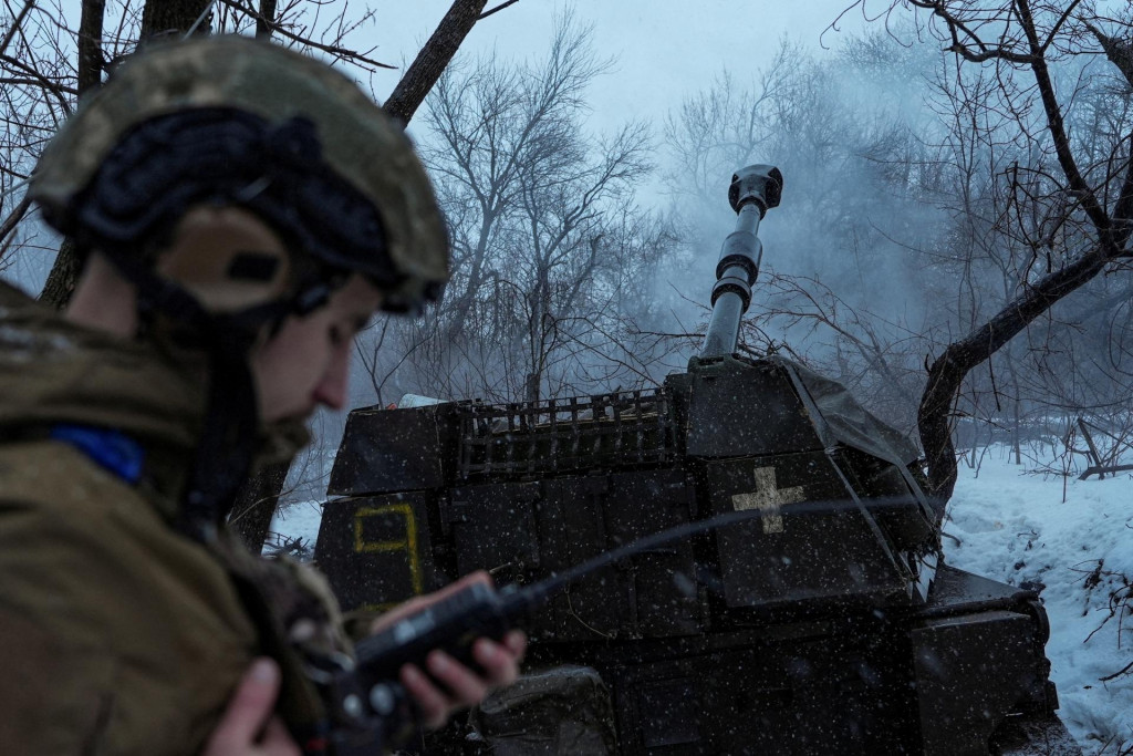 Ukrajinskí vojaci strieľajú zo samohybnej húfnice Paladin na ruské jednotky neďaleko mesta Bachmut. FOTO: Reuters