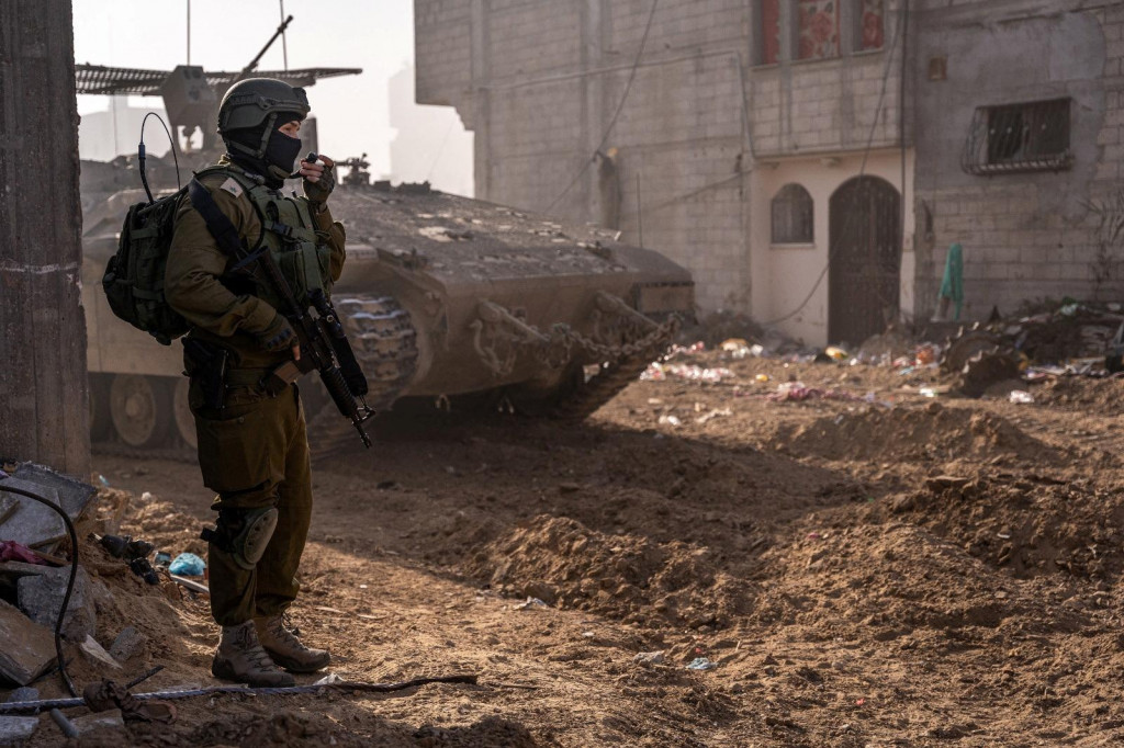 Izraelský vojak sa zúčastňuje pozemnej operácie. FOTO: Reuters