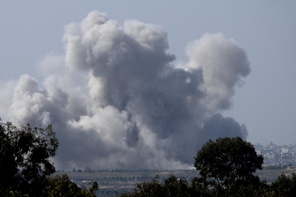 Dym stúpa po bomardovaní Pásma Gazy izraelskou armádou. FOTO: TASR/AP