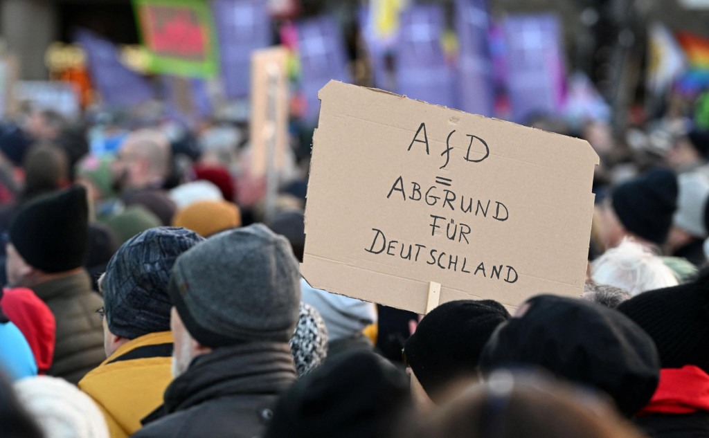 Protestujúci drží transparent s nápisom „AFD = priepasť pre Nemecko“ počas demonštrácie proti strane Alternatíva pre Nemecko, pravicovému extrémizmu a za ochranu demokracie. FOTO: Reuters