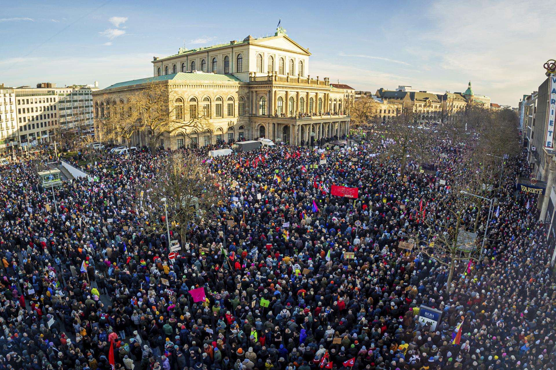 Na protesty proti krajnej pravici prišlo v nemeckých mestách vyše 100-tisíc ľudí