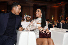 Portugalský futbalista Cristiano Ronaldo a jeho partnerka Georgina Rodriguezová počas slávnostného vyhlásenia ankety Globe Soccer Awards. FOTO: TASR/AP