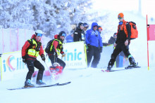 Petra Vlhová počas prevozu na saniach po páde počas prvého kola obrovského slalomu žien v rámci Svetového pohára v alpskom lyžovaní v Jasnej. FOTO: TASR/Martin Baumann