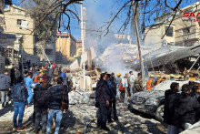 Ľudia preverujú škody na mieste pravdepodobného izraelského úderu v sýrskom meste Damask. FOTO: REUTERS