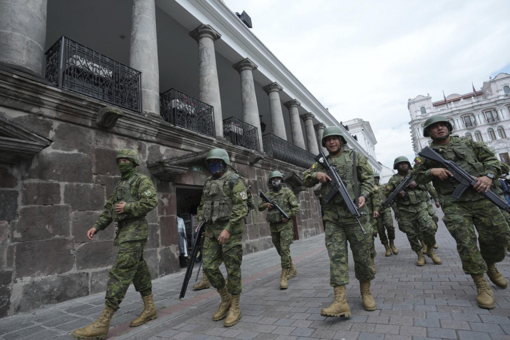 Hliadkujúca ekvádorská armáda v uliciach.