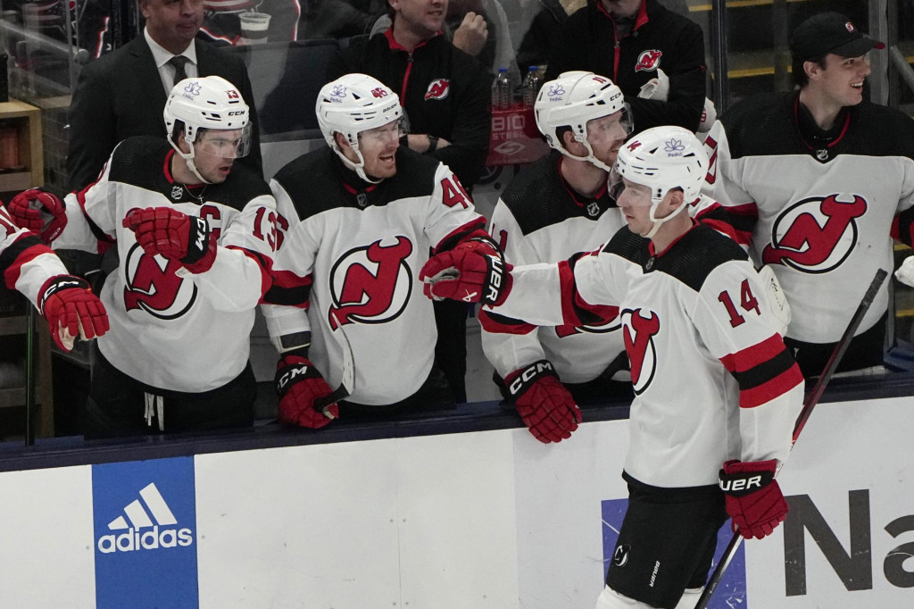 Hokejista New Jersey Devils Nathan Bastian sa teší so spoluhráčmi po strelení gólu počas zápasu zámorskej NHL Columbus Blue Jackets - New Jersey Devils v Columbuse. FOTO: TASR/AP