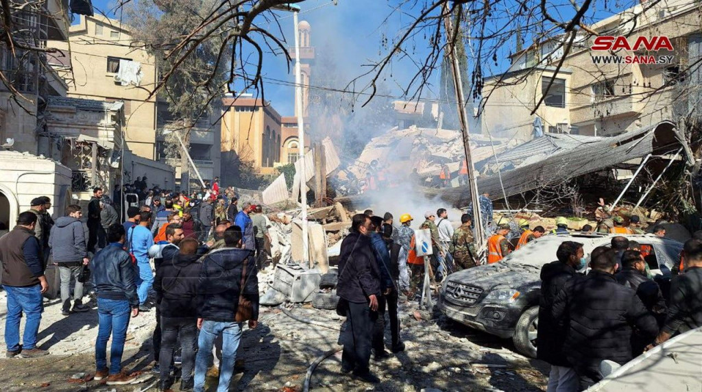 Ľudia preverujú škody na mieste pravdepodobného izraelského úderu v sýrskom meste Damask. FOTO: REUTERS