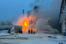 Hasiči pracujú na likvidácii požiaru v termináli Novatek v prístave Ust-Luga v Rusku. FOTO: Reuters