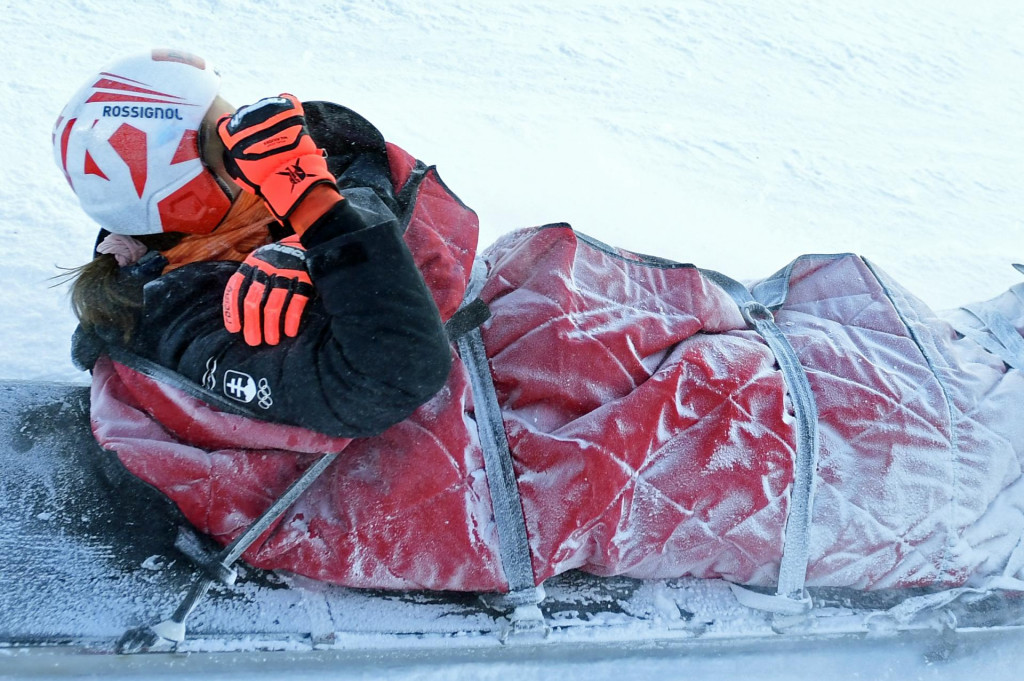 Petra Vlhová počas prevozu na saniach po páde počas prvého kola obrovského slalomu žien v rámci Svetového pohára v alpskom lyžovaní v Jasnej. FOTO: TASR/M. Baumann