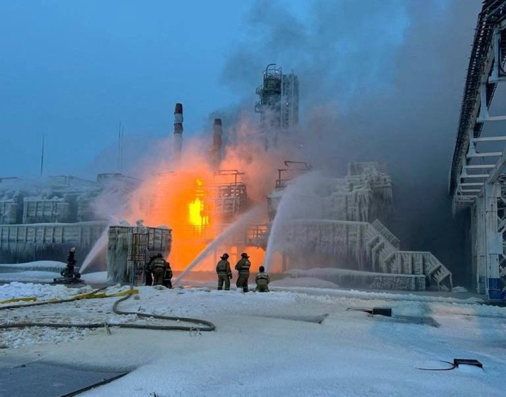 Hasiči pracujú na likvidácii požiaru v termináli Novatek v prístave Ust-Luga v Rusku. FOTO: Reuters