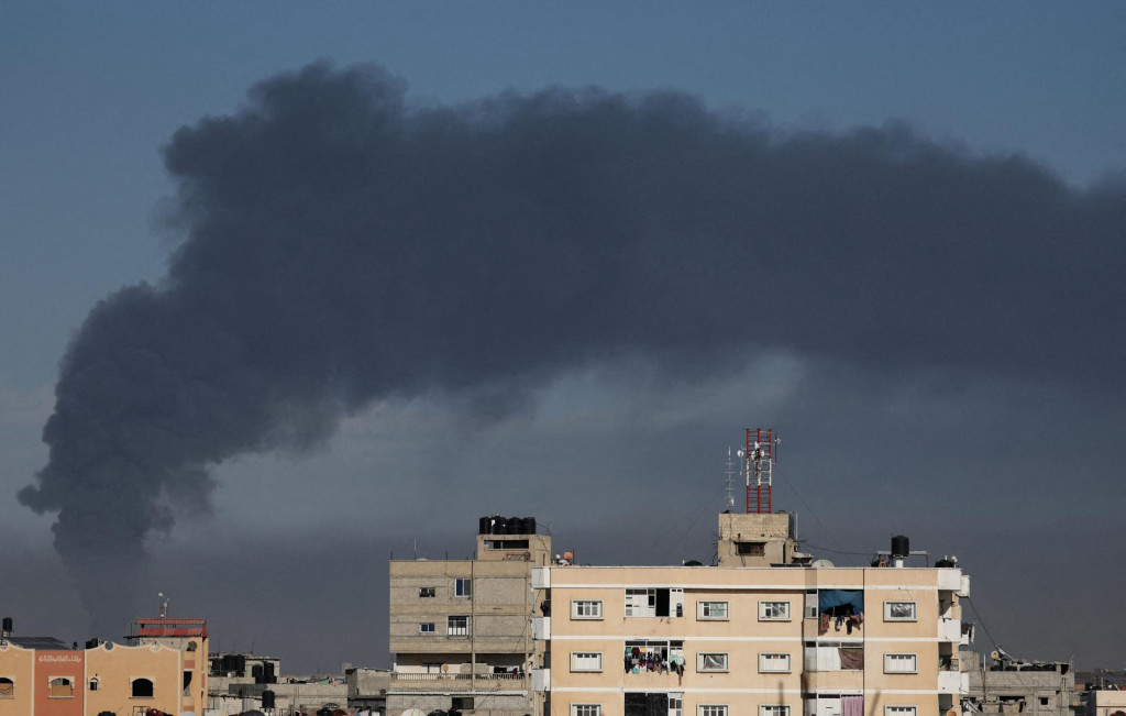 Dym stúpa uprostred prebiehajúceho konfliktu medzi Izraelom a palestínskym islamistickým hnutím Hamas v Rafahu na juhu pásma Gazy.  FOTO: Reuters