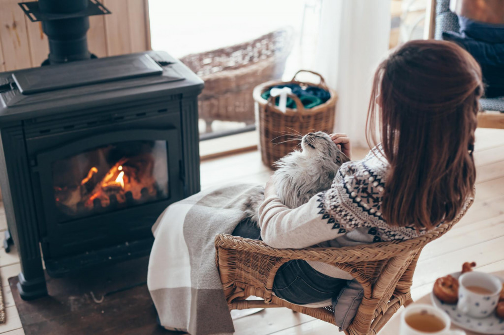 Stačí sa teplejšie obliecť a v domácnosti pokojne môžete znížiť teplotu.