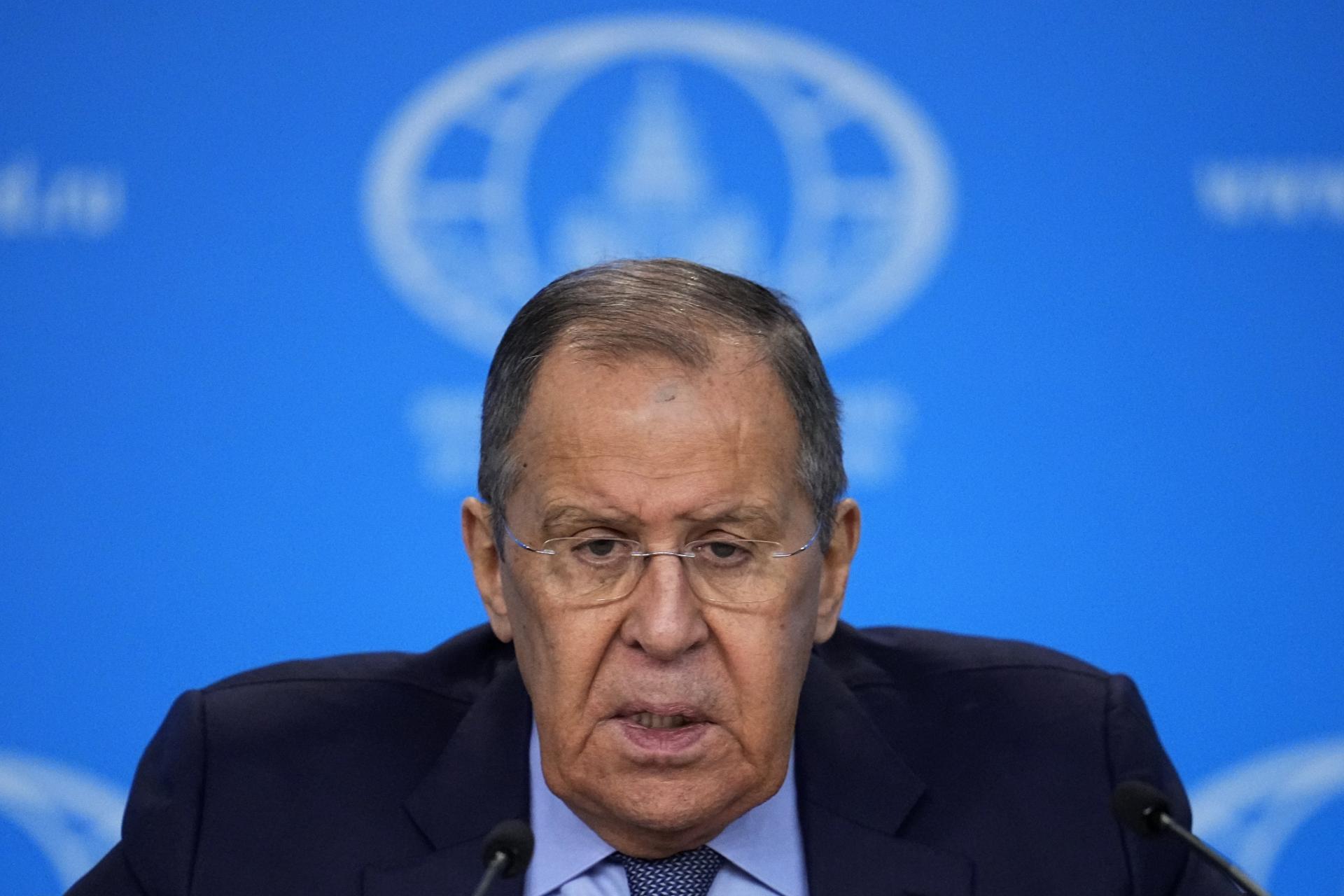 Rusko je otvorené rokovaniam o mieri, ale Zelenského pri moci nenechá, vyhlásil Lavrov
