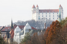 Bratislavský hrad, pohľad od Eurovei. Slovensko patrí aj viac ako 30 rokov po Nežnej revolúcii medzi najrovnostárskejšie spoločnosti na svete. FOTO: HN/Peter Mayer