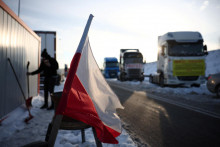 Blokáda demonštrantov pri poľsko-ukrajinskej hranici na priechode Hrebenne-Rawa Ruska v poľskom Hrebenne. FOTO: Reuters