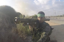 Bojovník Hamasu drží ruskú protivzdušnú raketovú obranu 9M32.
FOTO: TASR/AP