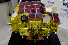 Miniatúrny model inteligentného pristávacieho modulu na skúmanie Mesiaca je vystavený v Japan Aerospace Exploration Agency. FOTO: Reuters