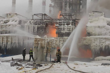 Hasiči sa snažia uhasiť požiar terminálu na zemný plyn v ruskom prístave Usť-Luga na pobreží Baltského mora.FOTO: Reuters