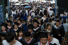 Absolventi sa zúčastňujú promócii v čínskom Wuhane. FOTO: REUTERS