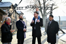 Elon Musk sa zúčastňuje súkromnej návštevy Osvienčimu-Birkenau s predsedom Európskej židovskej asociácie rabínom Menachemom Margolinom v Osvienčime v Poľsku. FOTO: Reuters