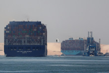 Kontajnerové lode v Suezskom prieplave blízko Egypta. FOTO: Reuters