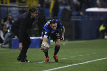 Vľavo tréner Interu Miláno Simone Inzaghi dáva pokyny hráčovi, vpravo Matteo Darmian vo finále talianskeho Superpohára vo futbale SSC Neapol - Inter Miláno. FOTO TASR/AP

