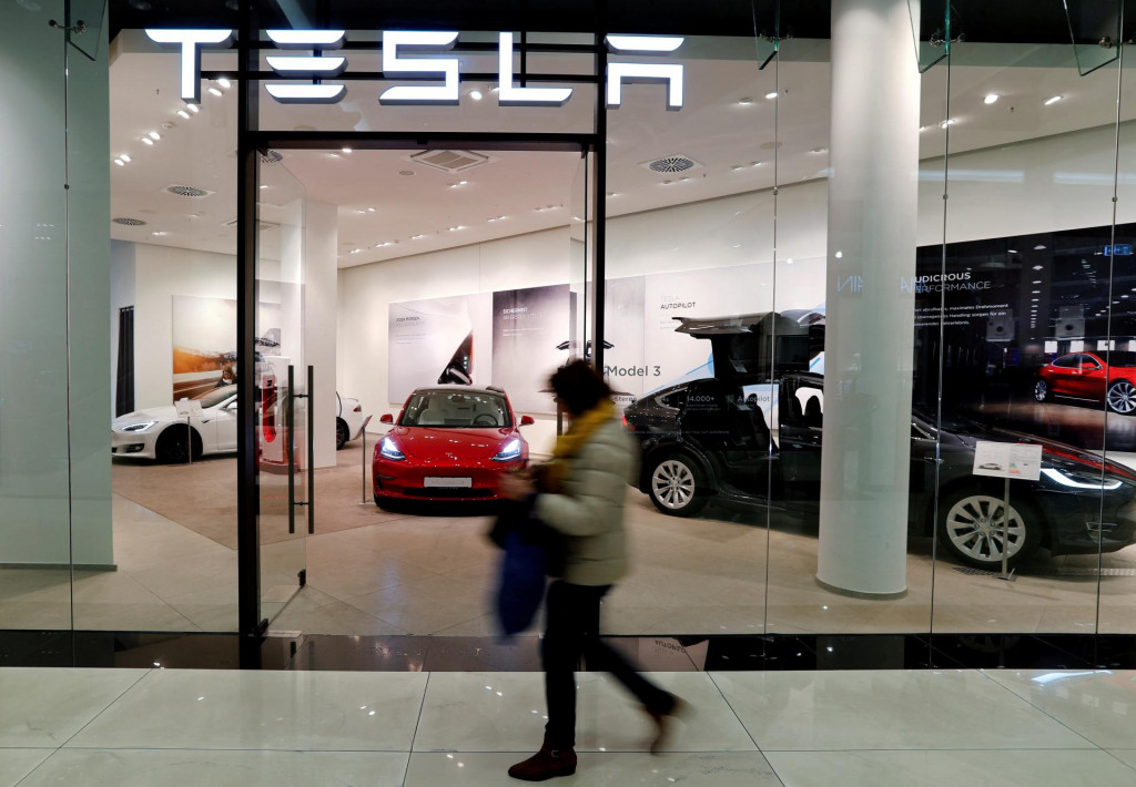 Rovnako ako väčšina Európanov, aj slovenskí investori sa nadchli pre akcie spoločnosti Tesla.