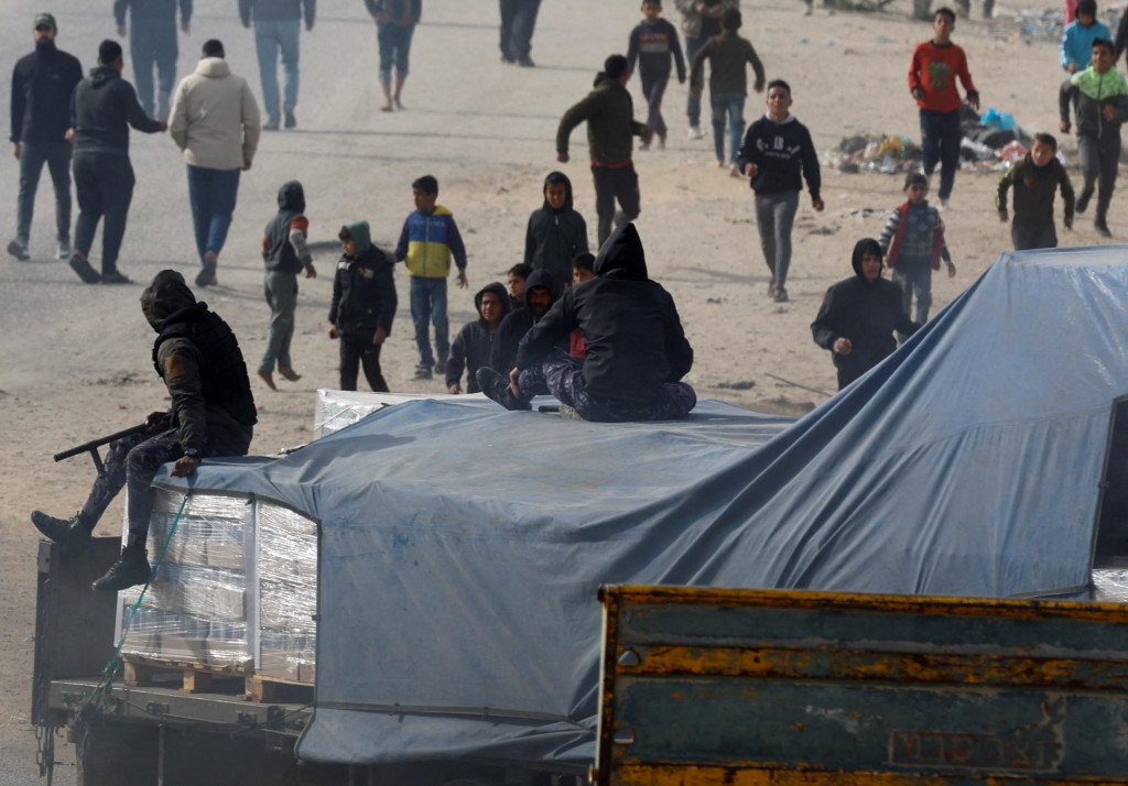 Nákladiaky s pomocou pre Gazu. FOTO: Reuters