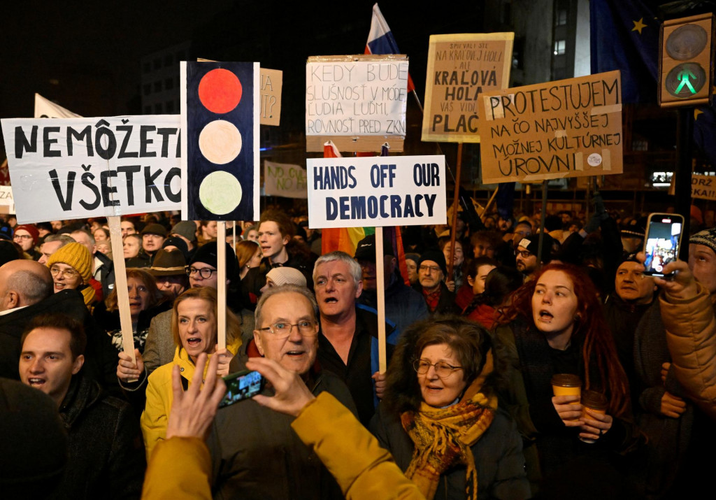 Protest proti vládnemu návrhu na zrušenie Úradu špeciálnej prokuratúry vo štvrtok 18. januára 2024 v Bratislave. FOTO: REUTERS