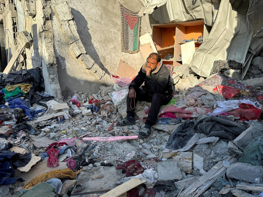 Trosky domu po izraelskom útoku v Rafahu v južnom pásme Gazy. FOTO: Reuters