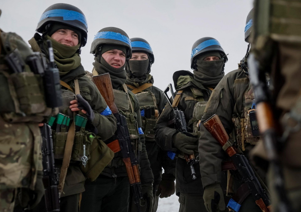 Ukrajinskí vojaci sa zúčastňujú na protisabotážnych simulovaných cvičeniach neďaleko hraníc s Ruskom v sumskom regióne na Ukrajine. FOTO: REUTERS