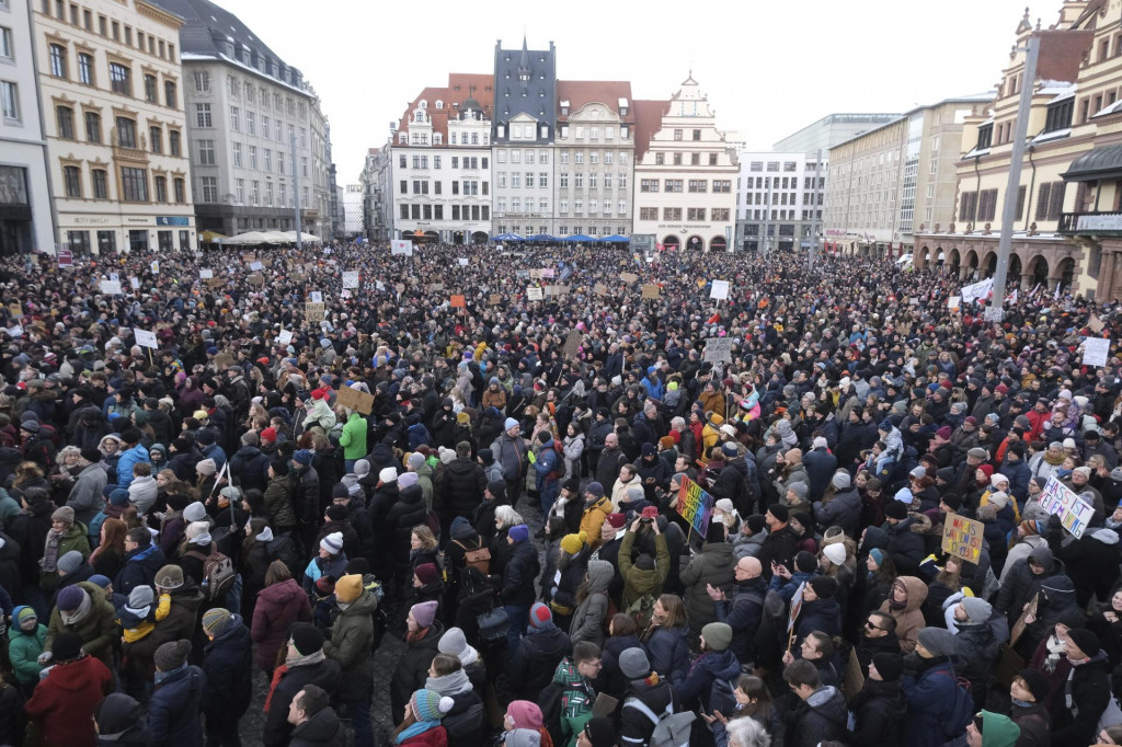 Ľudia sa zhromažďujú počas demonštrácie proti pravicovému extrémizmu vrátane strany Alternatíva pre Nemecko 21. januára 2024 v Lipsku. FOTO: TASR/AP
