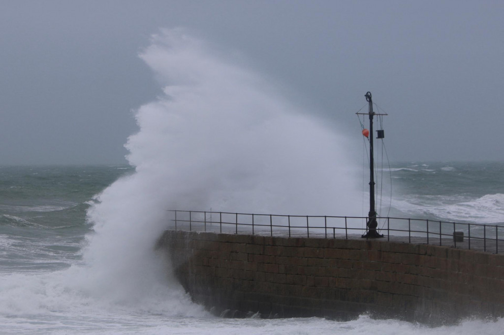 Vysoké vlny v dôsledku búrky Isha zasiahli štruktúru na pobreží v Porthlevene v Británii. FOTO: Jo-shreeve/Reuters