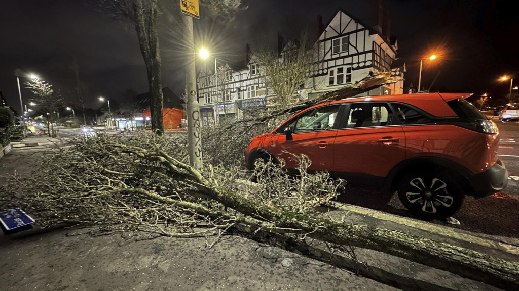 Popadané konáre stromov skončili na osobnom aute v dôsledku víchrice Isha v Belfaste. FOTO: TASR/AP