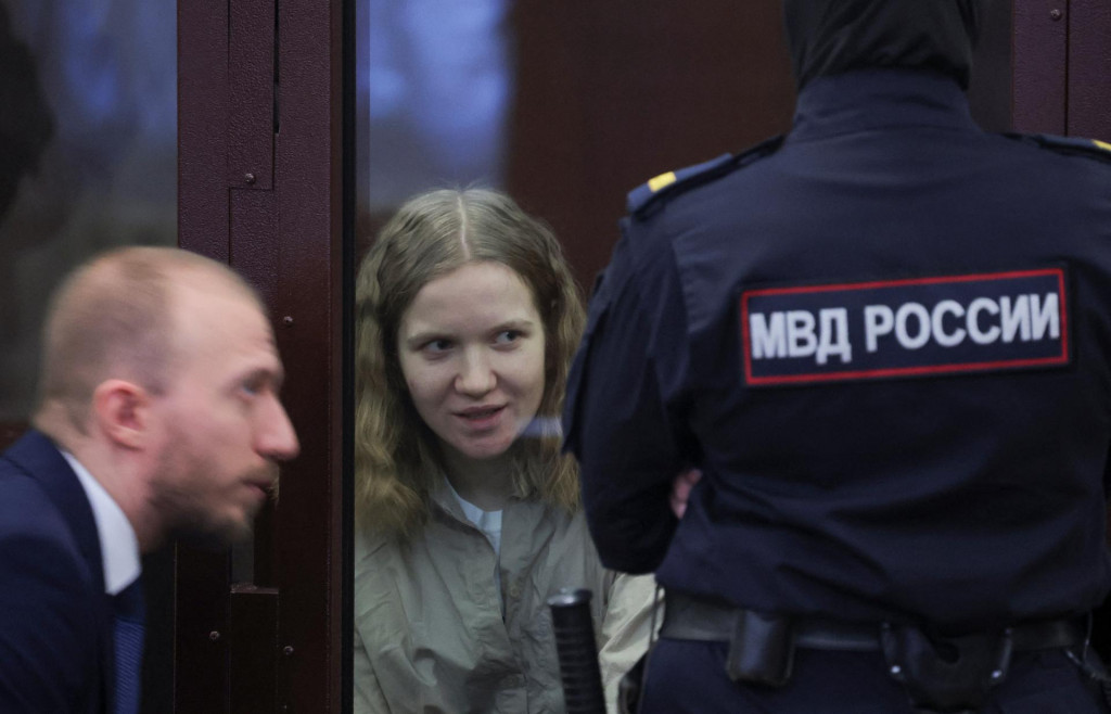 Darja Trepová, ktorá je obvinená zo zabitia prominentného vojenského blogera Maxima Fomina všeobecne známeho pod menom Vladlen Tatarsky tým, že ho v apríli 2023 vyhodila do vzduchu v kaviarni na príkaz Ukrajiny. FOTO: Reuters