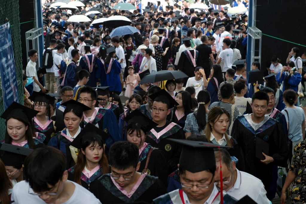 Absolventi sa zúčastňujú promócii v čínskom Wuhane. FOTO: REUTERS
