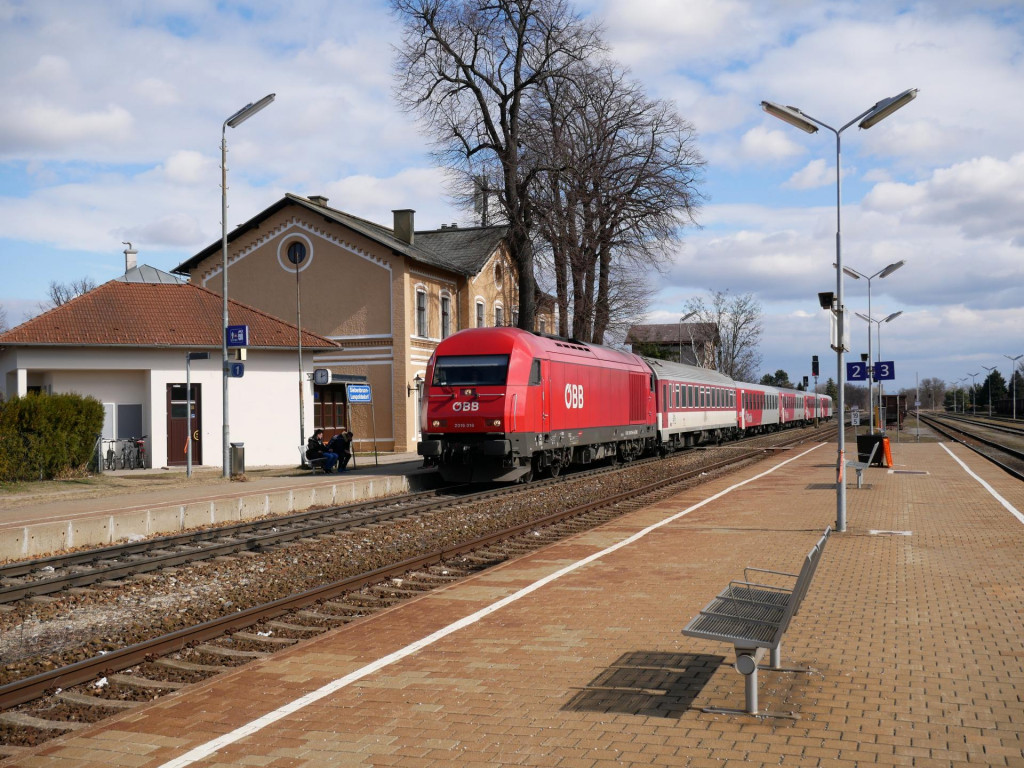 Vlak na ceste medzi Bratislavou a Viedňou. FOTO: Wikipedia