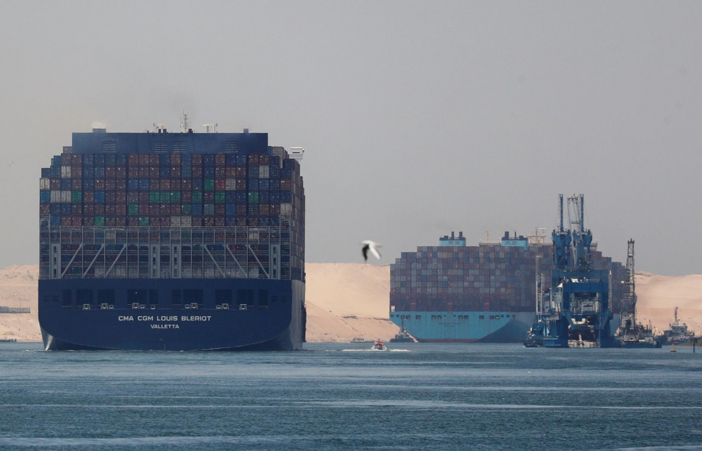 Kontajnerové lode v Suezskom prieplave blízko Egypta. FOTO: Reuters