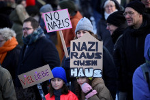Protest proti strane Alternatíva pre Nemecko (AfD), pravicovému extrémizmu a za ochrana demokracie pred budovou Bundestagu v Berlíne. FOTO: Reuters