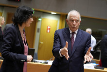 Šéf zahraničnej politiky Európskej únie Josep Borrell a šéfka belgickej diplomacie Hadja Lahbibová. FOTO: TASR/AP